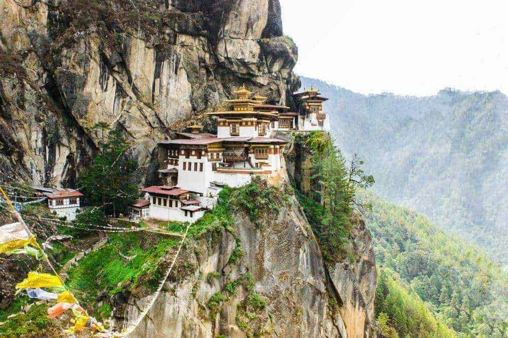 Filenames: monastero-tibetano-sulla-scogliera-bhutan.jpg.