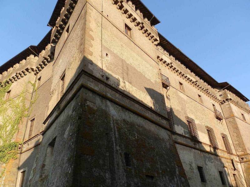 11 Borghi e luoghi da visitare nel Lazio Nord-Ovest 11 Vecchio castello medievale in pietra con torrette e merlature, esempio di architettura storica italiana, fotografato sotto un cielo limpido.
