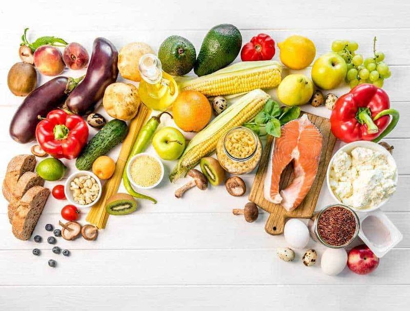 Pomodori, zucchine, salmone, uova, avocado, formaggi e frutta fresca, ingredienti sani e nutrienti per una dieta equilibrata e ricca di vitamine, perfetti per una cucina salutare e gustosa.