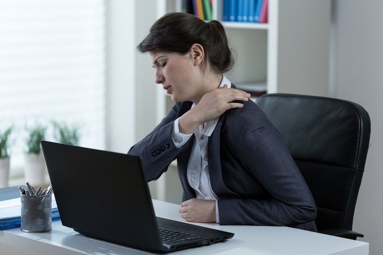 Passare molto tempo alla scrivania: sedie ergonomiche contro il rischio della sedentarietà 3 Passare molto tempo alla scrivania a giocare: il rischio della sedentarietà
