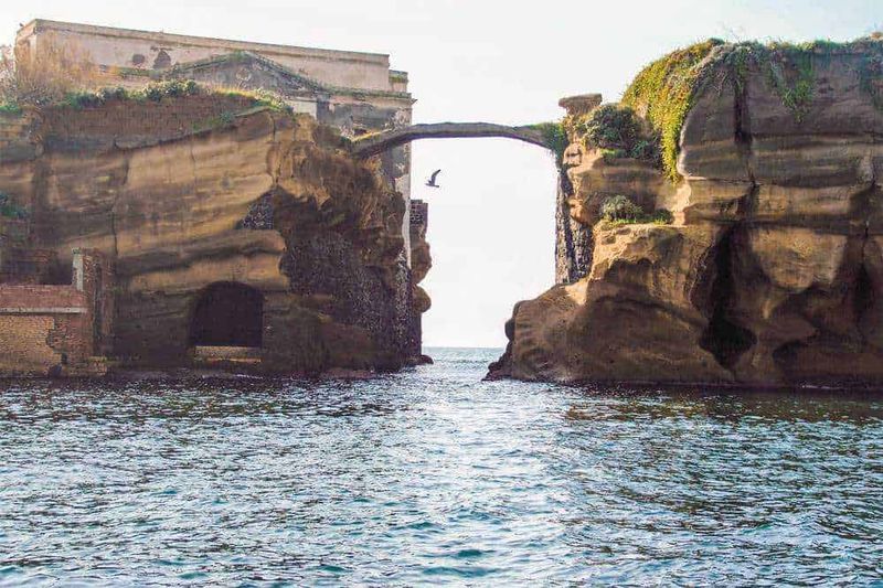 Isola di Gaiola storia e 5 leggende strane 2 Fruizione del mare tra scogli e archi rocciosi con un passato storico in una zona costiera di grande bellezza naturale. Vista suggestiva del paesaggio marino e delle formazioni rocciose marine.