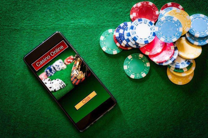 La Rivoluzione Mobile: Gli Smartphone e i Casinò Mobile 3 fiches e smartphone su tavolo verde.