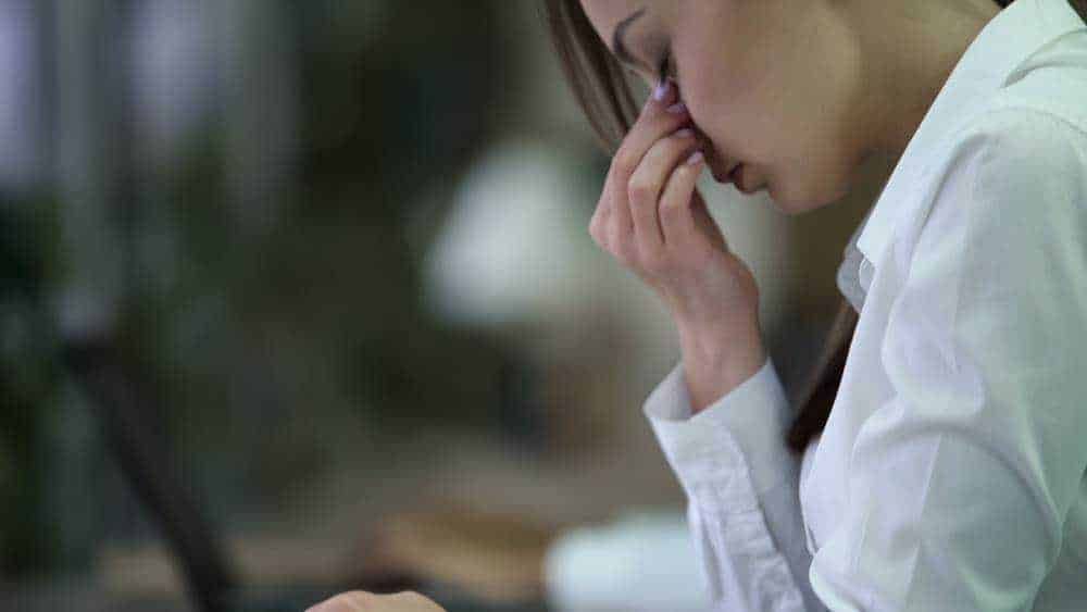 sedie ergonomiche. Donna con problemi alla vista