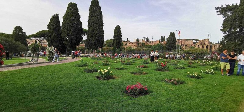 22 rioni storici di Roma: cose da vedere, nomi e storia 9 Fioriti e monumenti storici nel Parco degli Acquedotti a Roma, con alberi pini e turisti che passeggiano, atmosfera rilassante e scenari storici.