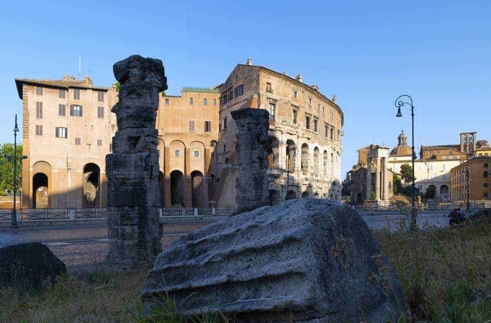 Antica rovina romana con resti di colonne e strutture in pietra, scenario storico e archeologico a Roma, Italia.