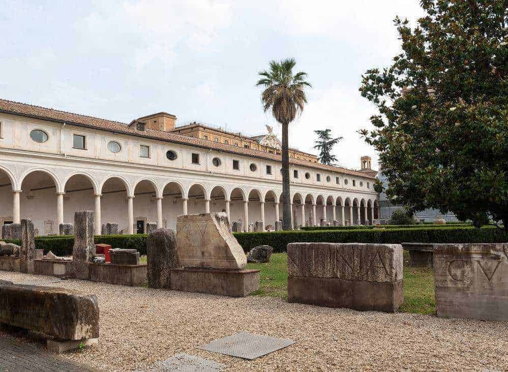 Antica struttura romana con portici e colonnati, archeologia romana, storia antica, resti archeologici, patrimonio culturale.