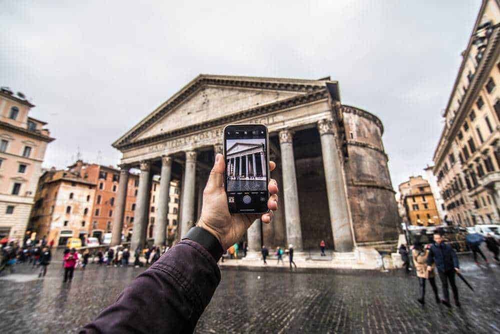 Antico edificio romano con colonne in pietra e dettagli architettonici storici, catturato con smartphone durante una visita turistica a Roma, Italy. Con la sua architettura classica, rappresenta un simbolo culturale e storico.