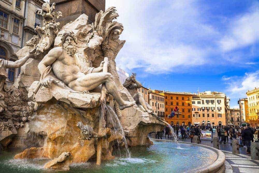 L'opera della Fontana di Trevi a Roma, simbolo di arte barocca e attrazione turistica}.