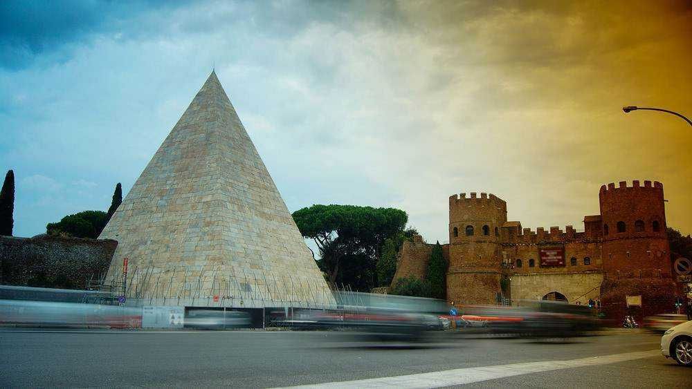 Piramide Cestia e Castel Sant'Angelo a Roma, monumenti storici di grande fascino e importanza culturale. Visita questi luoghi iconici e immergiti nella storia millenaria della capitale italiana.