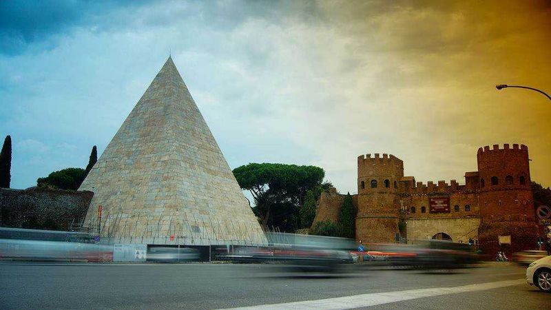 22 rioni storici di Roma: cose da vedere, nomi e storia 13 Piramide Cestia e Castel Sant'Angelo a Roma, monumenti storici di grande fascino e importanza culturale. Visita questi luoghi iconici e immergiti nella storia millenaria della capitale italiana.