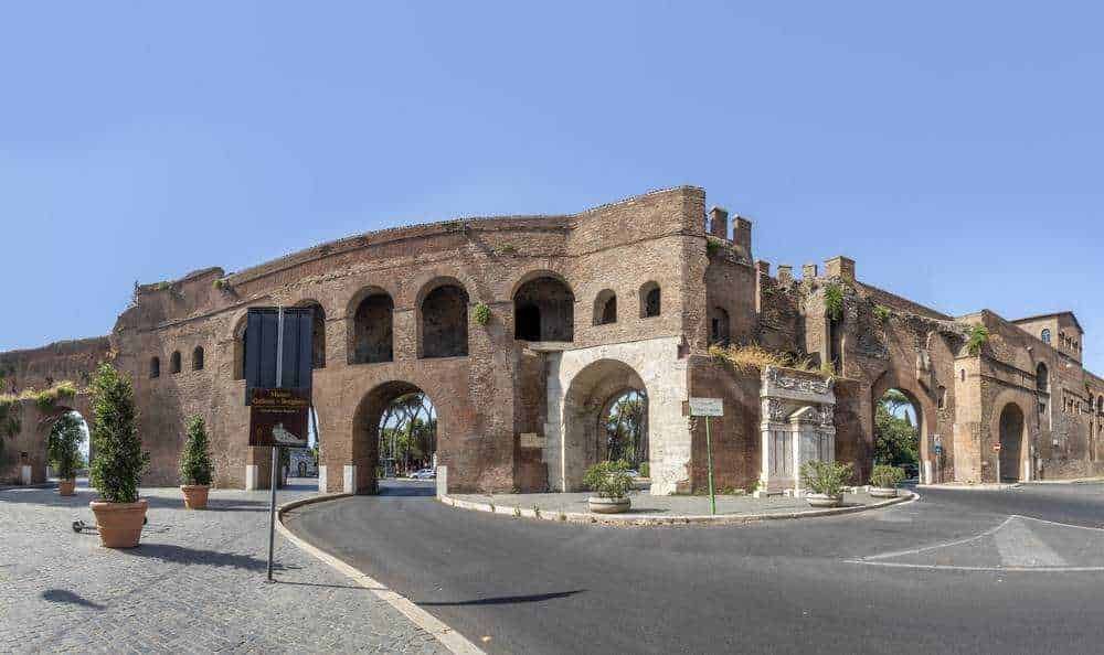 Vecchio anfiteatro romano a Roma, romani antichi, resti archeologici, monumenti storici, attrazioni turistiche, patrimonio culturale italiano, visita storica, restauro archeologico.