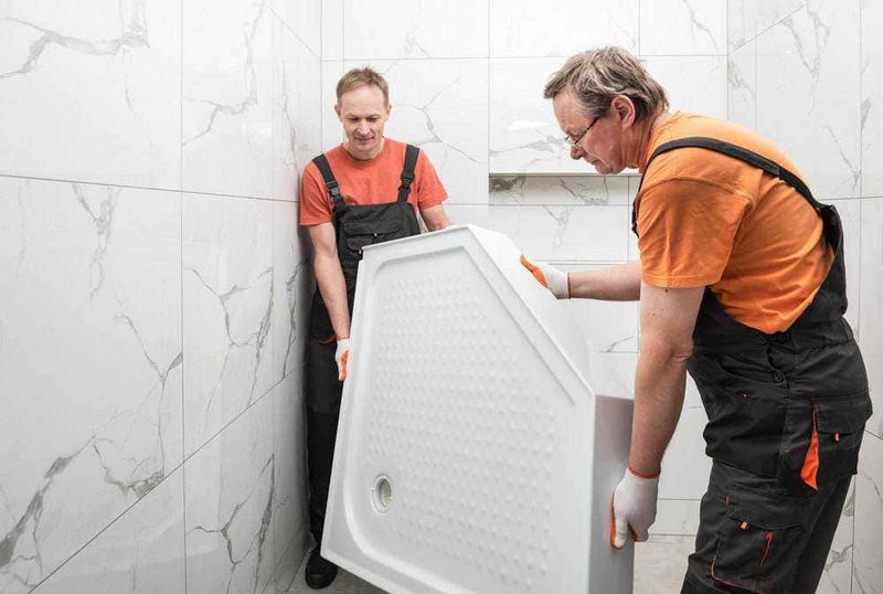 Come scegliere il box doccia nel bagno piccolo 4 Lavanderia, installazione di una cabina doccia alziendale da parte di due operai, ristrutturazione bagno, lavori di muratura, edilizia bagno.