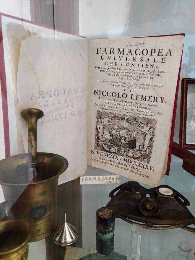 Giardino della Minerva Salerno del XII secolo (2026): storia, piante medicinali e curiosità 15 FARMACOPÉA UNIVERSALE, antica stampa di medicina veneziana, strumenti storici per la cura, edizione del 1630, esposizione museale, Oggetti farmacologici storici, curiosità sulla medicina antica.