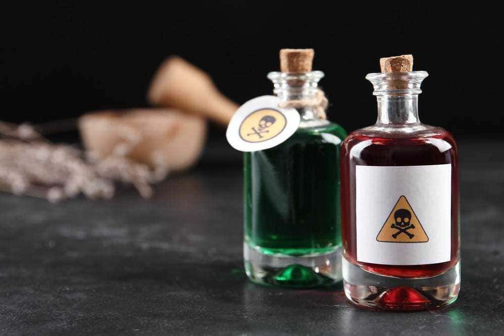 Fiale chimiche con etichette di avvertimento, sostanze pericolose, sicurezza e rischio, fiale colorate di verde e rosso, produzione di alarmismo, concetto di pericolo e avvertimento.