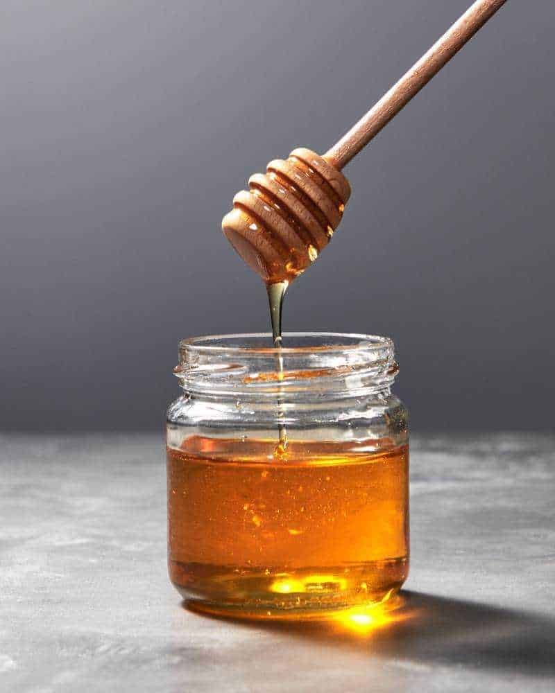 Miele e dieta: come inserirlo e usarlo al posto dello zucchero 2 Miele nella dieta: Miele di api in vaso e cucchiaio di miele, prodotto naturale, dolcezza e salute, alimenti biologici per benessere, sciroppo di miele puro, alimentazione sana, miele di qualità alta, conservazione e benefici del miele.