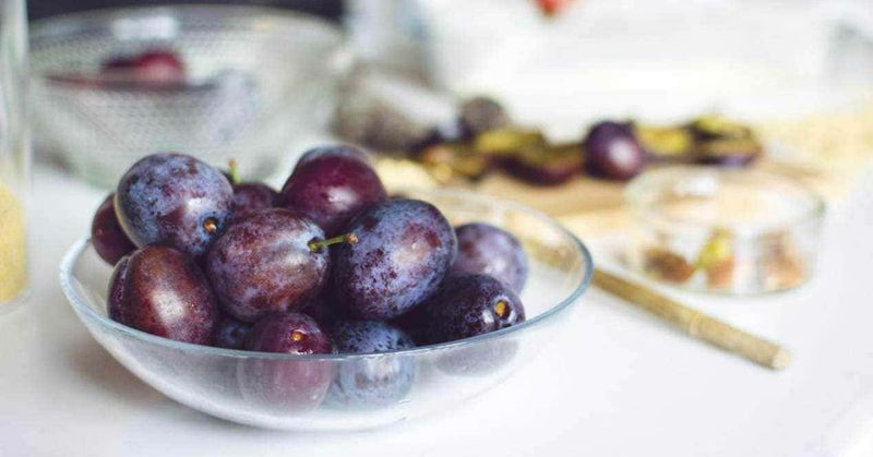 Prugne secche: 12 benefici, fanno bene davvero? Proprietà, ferro, calcio e controindicazioni 3 Frutta secca e fichi freschi ricchi di potassio per il cuore