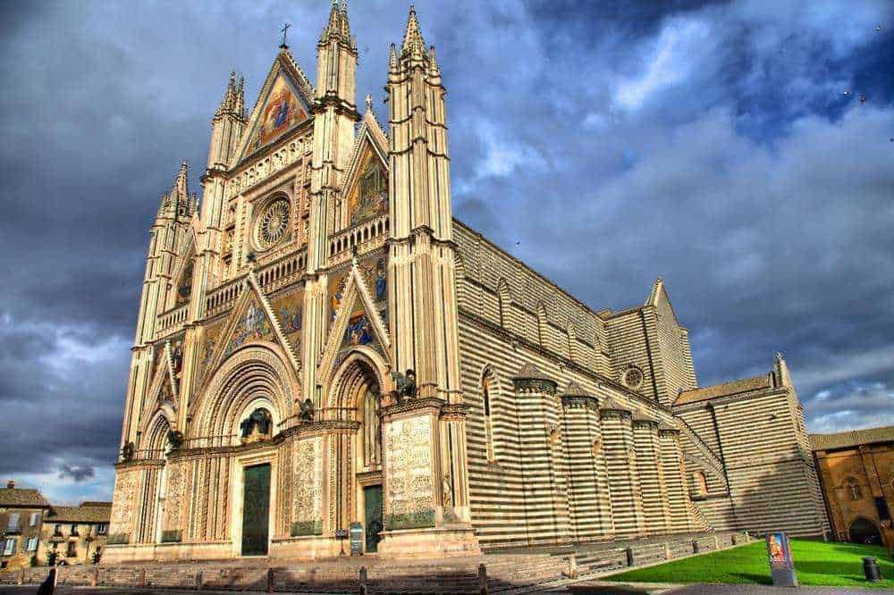Maestosa cattedrale gotica in Italia con dettagli architettonici elaborati e facade ornata, situata in una storica città italiana, esempio di arte religiosa e patrimonio culturale del paese.