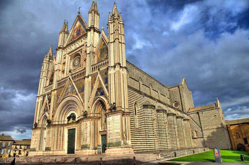 10 Città turistiche in Umbria da visitare, tra chiese romaniche 6 Maestosa cattedrale gotica in Italia con dettagli architettonici elaborati e facade ornata, situata in una storica città italiana, esempio di arte religiosa e patrimonio culturale del paese.