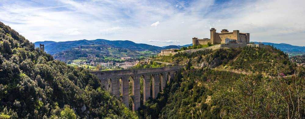 Castello e viadotto in una valle verde, paesaggio naturale con fiumi e montagne, vista panoramica panoramica dell'antica fortezza e ponte storico in Italia.