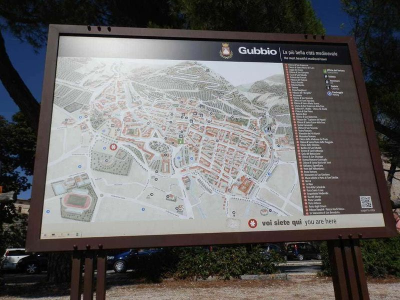 10 Città turistiche in Umbria da visitare, tra chiese romaniche 9 Cartina di Gubbio, città medievale, con punti di interesse storico e turistico, principalmente nel centro storico e le sue attrazioni.