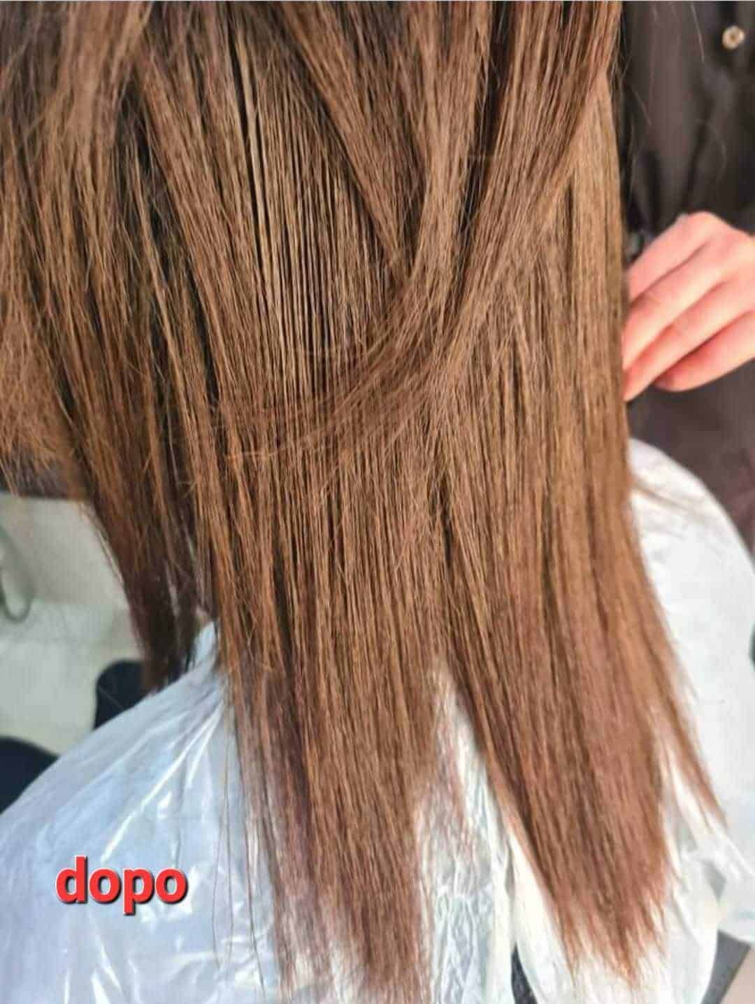 Mèches capelli castano chiaro, trattamento hair highlights, colore capelli luminoso e naturale, hairstyle moda, idee colore trendy.