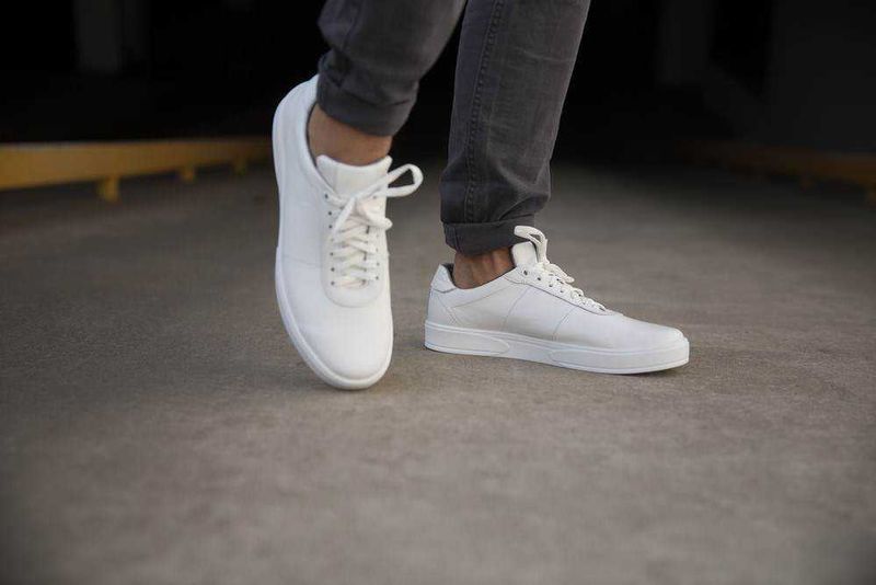 Calzature uomo estive 2023, tra scarpe sportive, perfette per la moda 3 Scarpe da ginnastica bianche casual uomo, stile moderno, sneaker comoda, footwear fashion, scarpe lifestyle, look urban, calzature trendy, scarpe sportive da uomo, sneakers eleganti, moda streetwear.