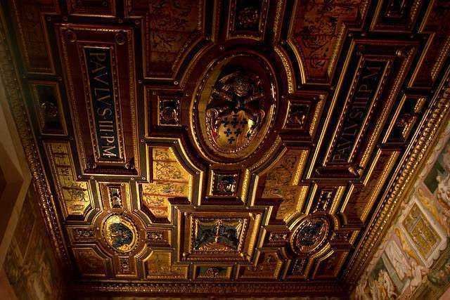 Roma, Castello Sant'Angelo e ponte in evidenza, donna sorridente in abbigliamento rosso, viaggio in Italia, turismo storico, monumenti romani, vista sul Tevere, attrazione turistica italiana, cultura e storia di Roma.