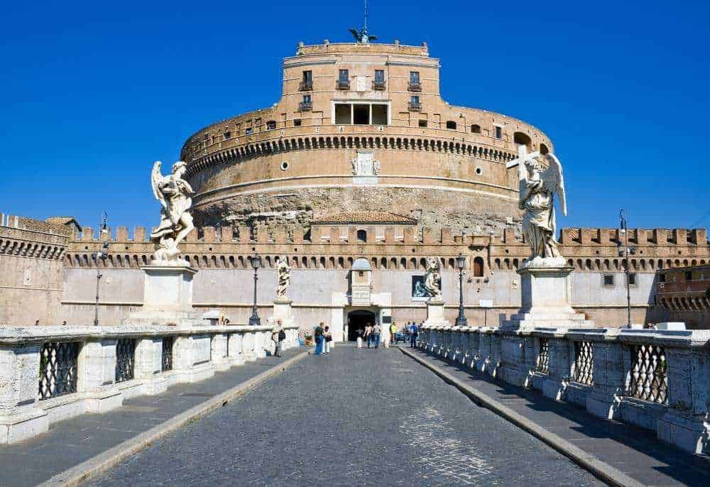 Castel sant'angelo a roma: Panorama del Ponte di Castel Sant'Angelo a Roma con locale esterno sul fiume Tevere, ambientazione estiva, tavoli all'aperto, atmosfera urbana e storica, vista sull'acqua e sul ponte con statue decorative, luogo ideale per ristorazione e relax.