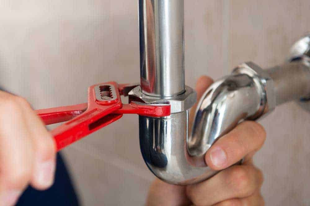 Hex key e vasca da cucina in ottone, utensili per riparazioni domestiche, utensili da officina, strumenti di riparazione, riparazione di tubi e rubinetti, riparazioni idrauliche, attrezzi professionali, manutenzione domestica.