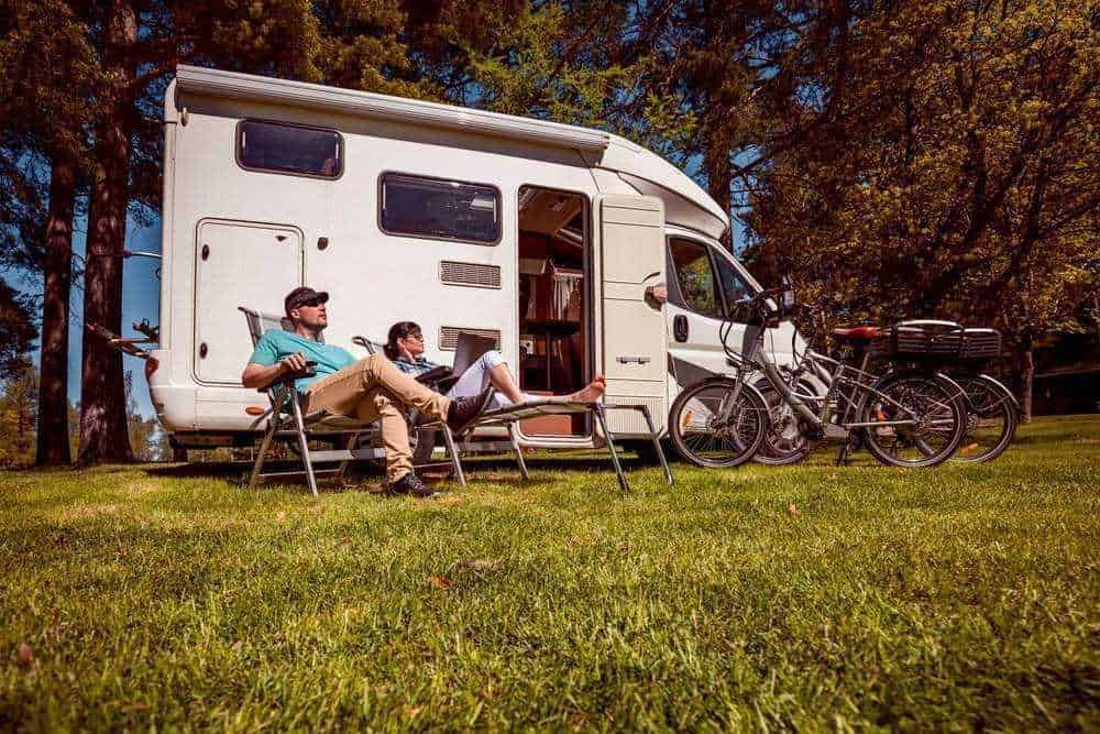 Relaxing in un camper in mezzo alla natura con biciclette, ideale per vacanze all'aperto, escursioni e avventure su strada in Italia.