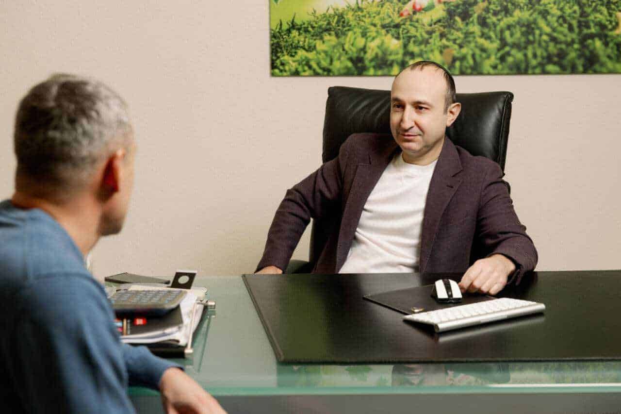 Professionista che incontra un cliente during una consulenza nel contesto di un ufficio.