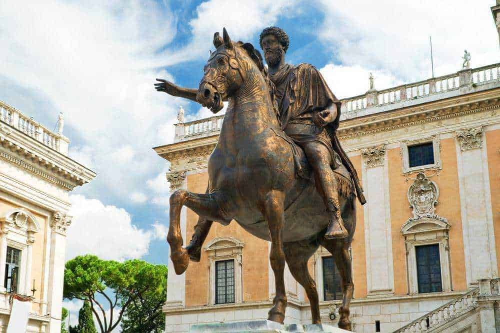 Statua equestre di Marco Aurelio a Roma, monumento storico e simbolo dell'antica Roma, posizionata in Piazza del Campidoglio con vista sul cielo e edifici storici.