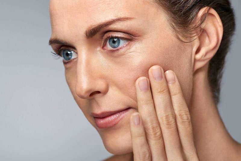 Come mantenere una pelle giovane e fresca con le creme giorno? 2 Creme giorno: Luminosità e cura della pelle del viso, prima di un trattamento di bellezza o skincare, ritratto di una donna con pelle chiara e occhi azzurri, attenzione alla pelle e ai dettagli del viso, appunti sul blog.