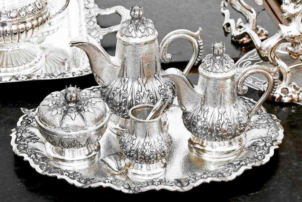 Argenteria in argento massiccio, servizio tea set con teiera, zuccheriera e porta polvere decorati con motivi eleganti e dettagli raffinati, perfetti come regalo o per occasioni speciali.