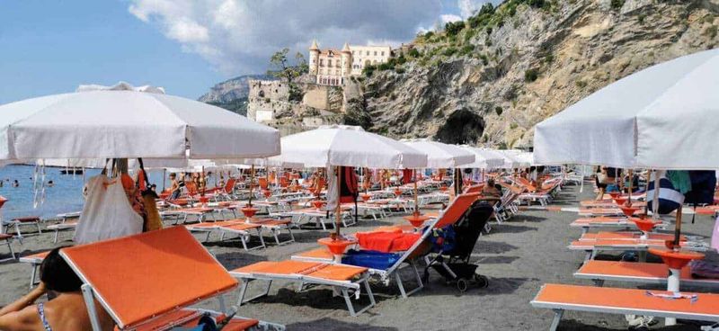Cosa vedere a Maiori, Campania Italy, in 1 giorno 7 Sdraio e ombrelloni sulla spiaggia
