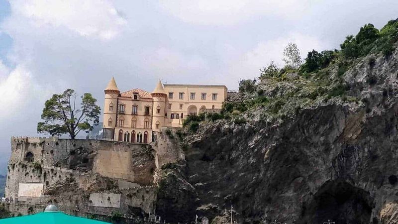 Cosa vedere a Maiori, Campania Italy, in 1 giorno 2 Castello sulla scogliera