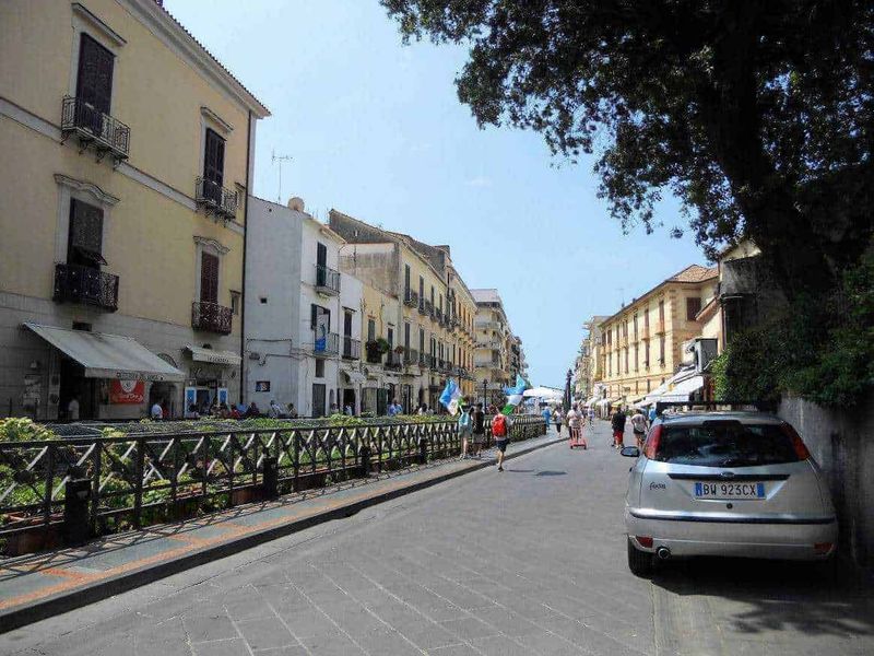 Cosa vedere a Maiori, Campania Italy, in 1 giorno 3 tranquilla strada nel centro storico