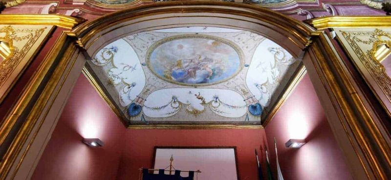 Cosa vedere a Maiori, Campania Italy, in 1 giorno 5 Decorazione artistica sul soffitto di un palazzo storico