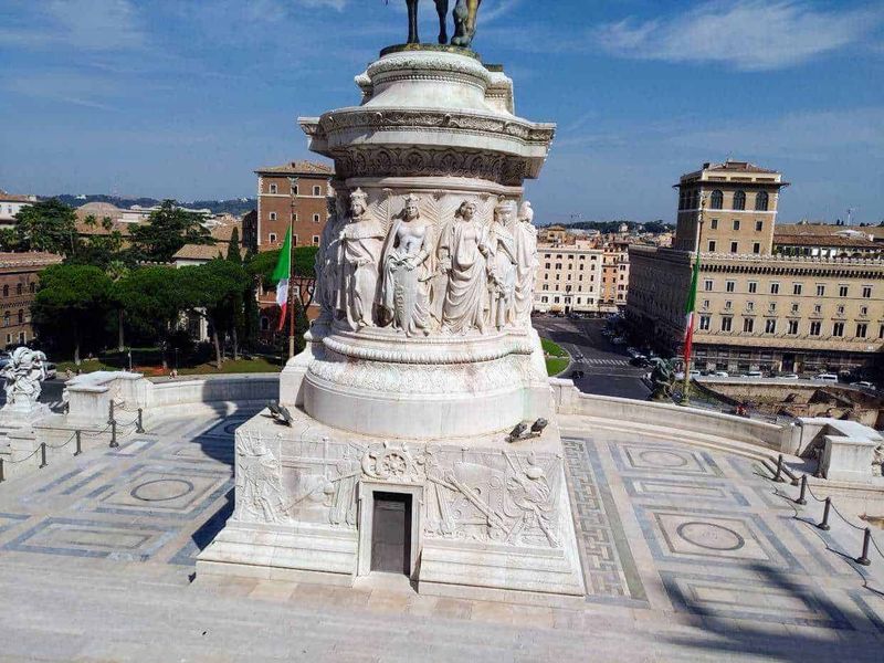 10 siti da visitare a Piazza Venezia Roma 7 Colonna che regge statua Vittorio Emanuele.