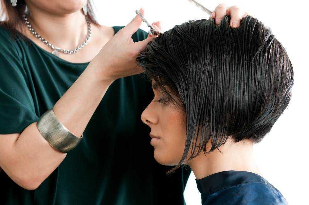 Capelli corti e stilizzati in trattamento presso il salone di bellezza, con attenzione alla cura dei dettagli e alle tecniche di taglio professionale.