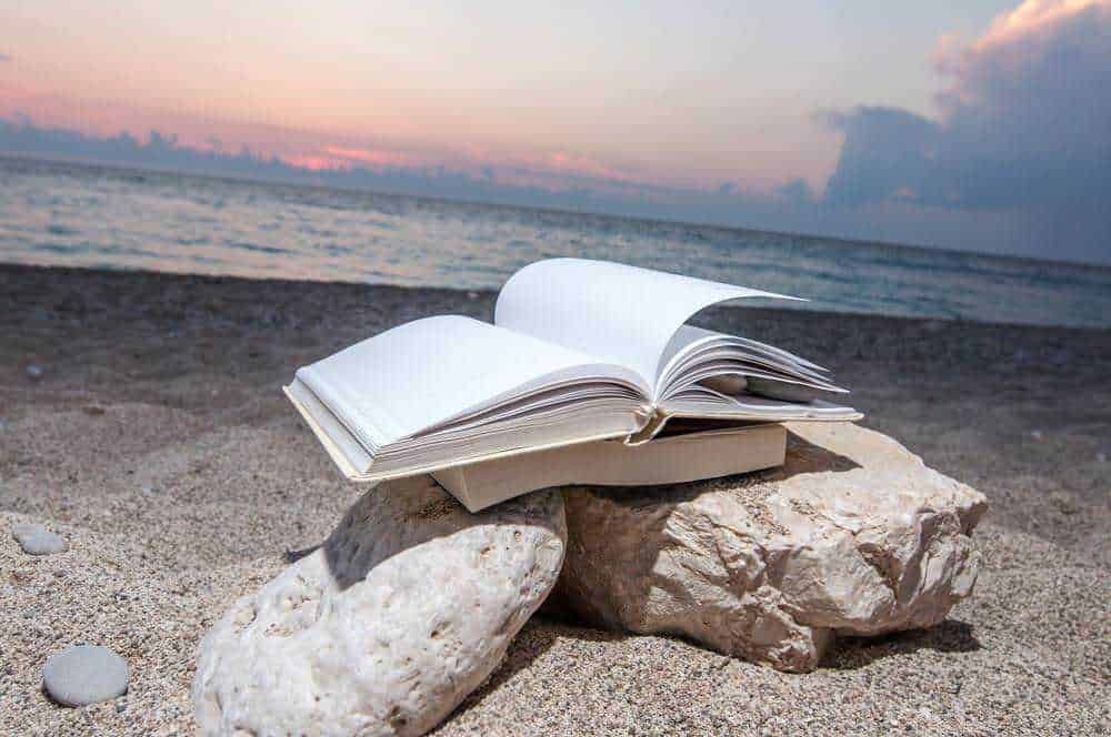 Libri da leggere sotto l'ombrellone: File name: libro-sulla-spiaggia-alba.jpg.