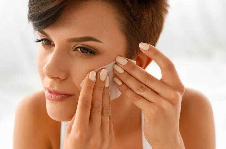 Scarpa donna con fazzoletto che si prende cura della pelle, cura del viso, skincare, bellezza e benessere.