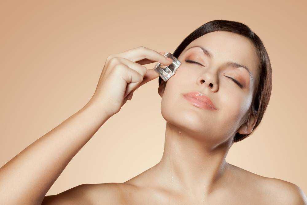 Estratto di testo alternativo: Donna con pelle luminosa che si applica un trattamento di bellezza con un cristallo di quarzo su palpebra chiusa, cura della pelle e routine di bellezza.
