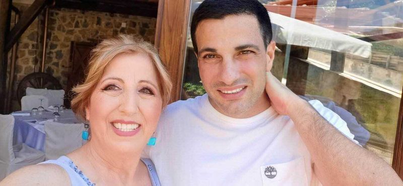 Makeup estate: 15 consigli per un trucco perfetto e come sbarazzarsi delle occhiaie 6 Sorriso felice tra mamma e figlio in un ristorante all'aperto con ambientazione rustica.