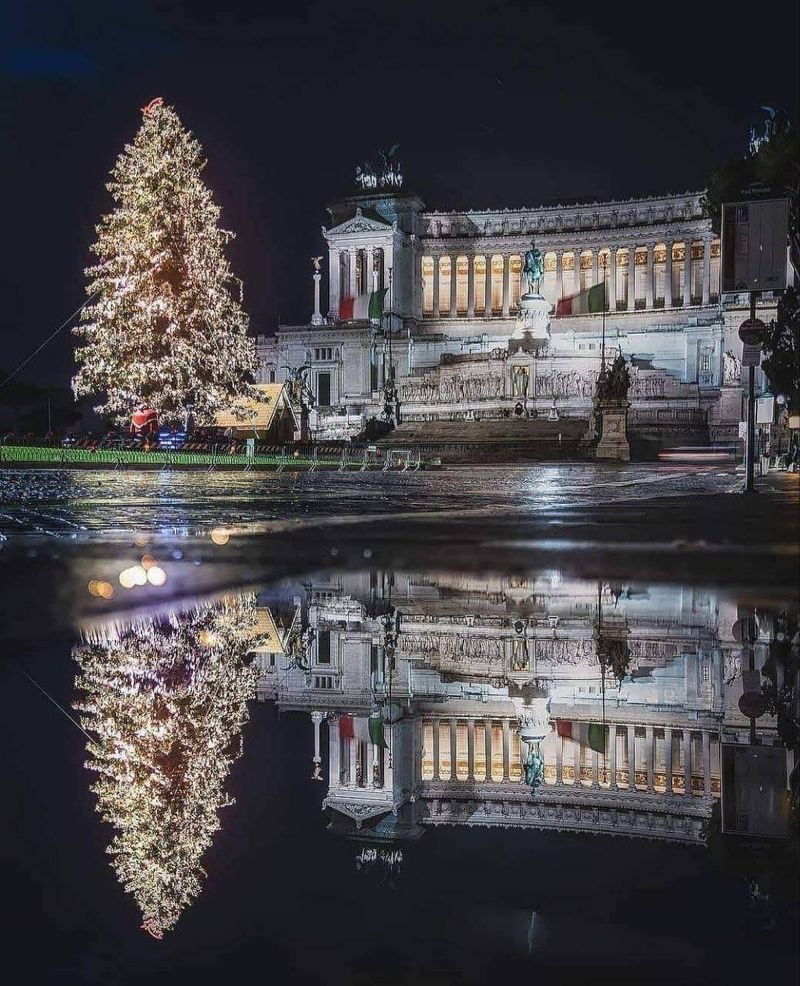 10 siti da visitare a Piazza Venezia Roma 5 Spelacchio: l'albero di Natale