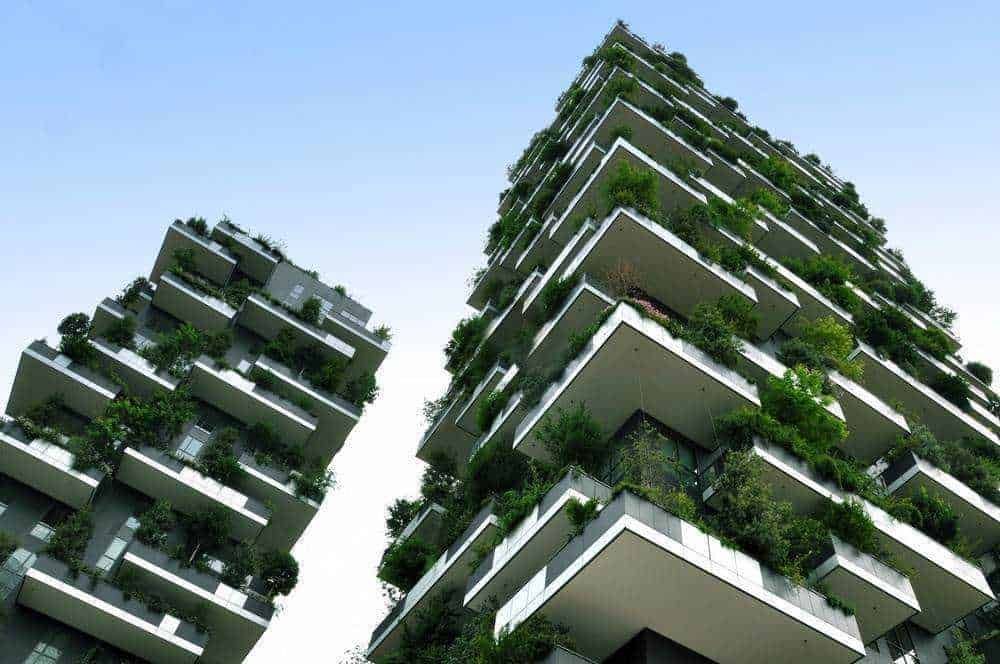 Edificio residenziale con giardini verticali, esempio di edilizia sostenibile