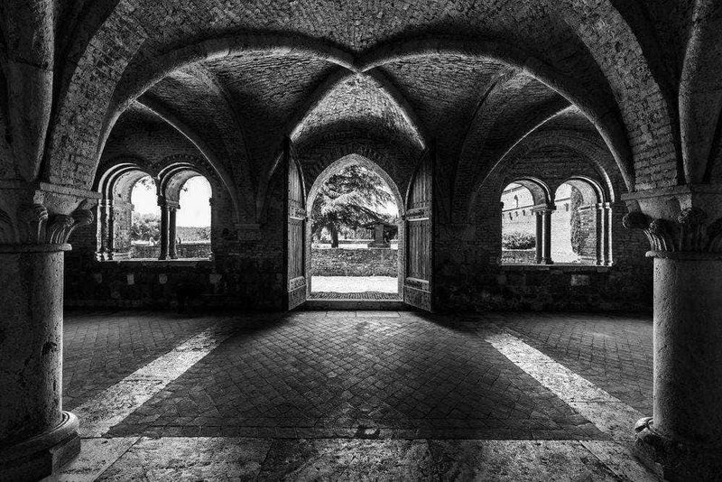 12 Stili Architettonici: quali sono e come riconoscerli (con esempi in Italia) 4 Interno gotico dell'Abbazia di San Galgano in Toscana.