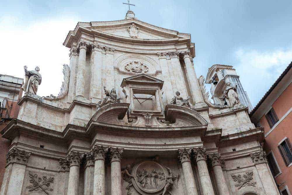Basilica in stile classico con colonnato e frontone