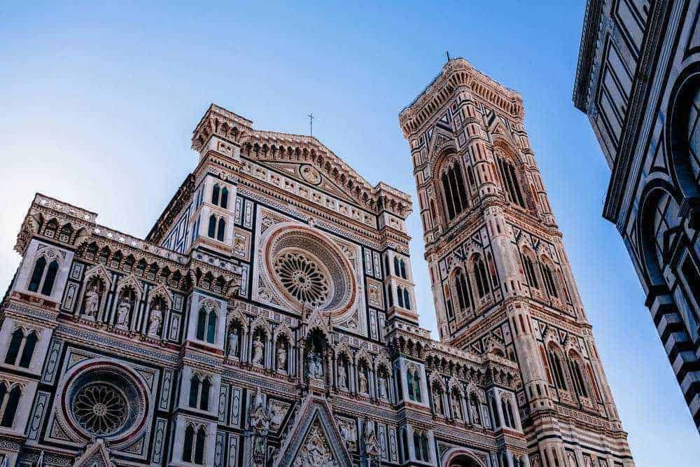 Facciata barocca a Firenze con decorazioni monumentali