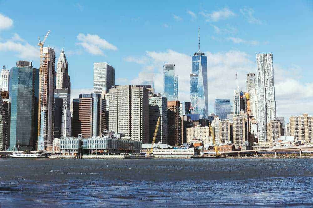Grattacieli minimalisti nello skyline di Manhattan